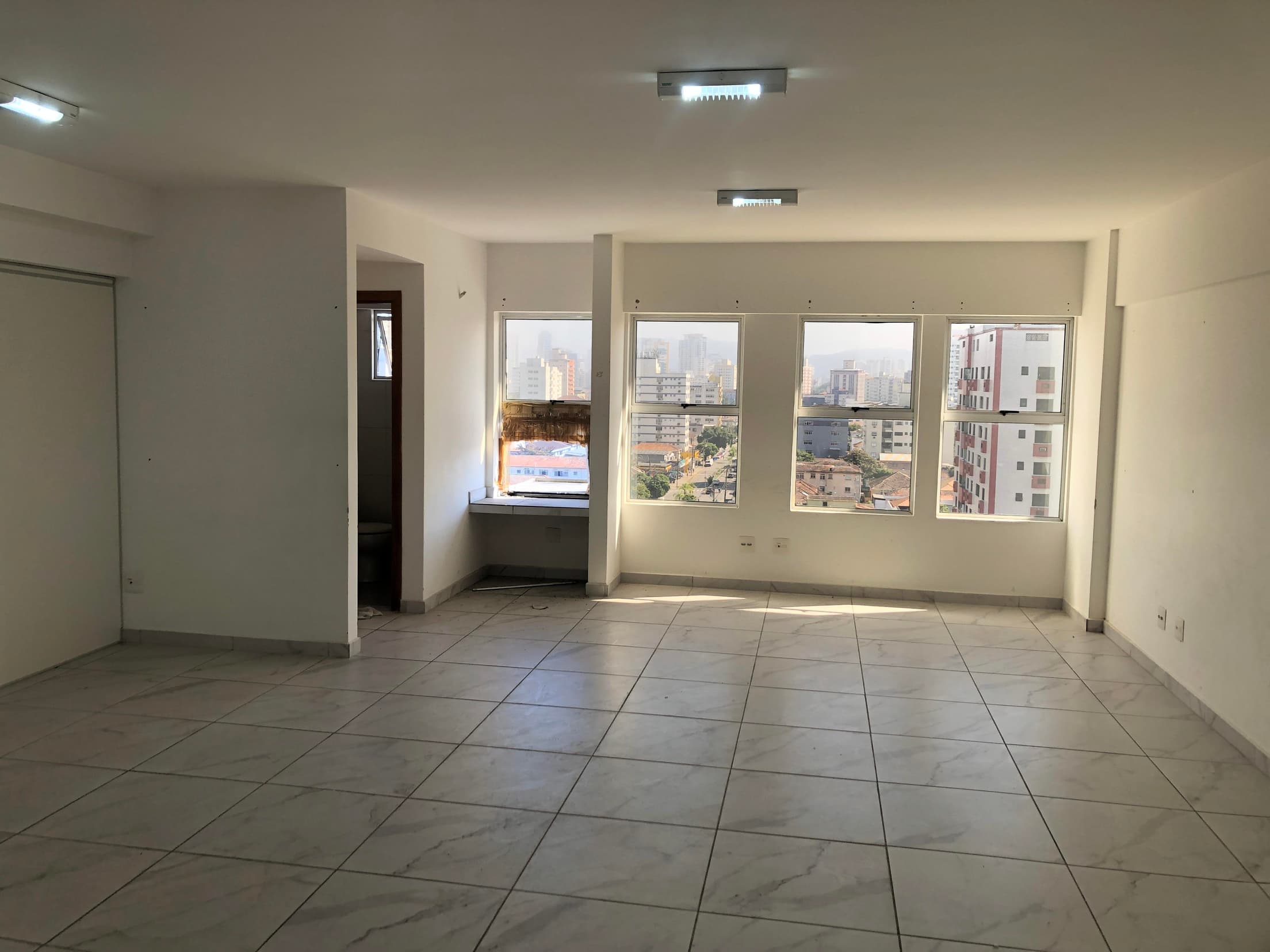 Foto 12 de 16: Comercial em leilão em Santos - SP, bairro Embaré — Sala Corporativa 116m² 1 vaga | Ed. Bandeirantes | Santos/SP | Av. Pedro Lessa: Amplo Espaço e Localização Estratégica no Embaré!