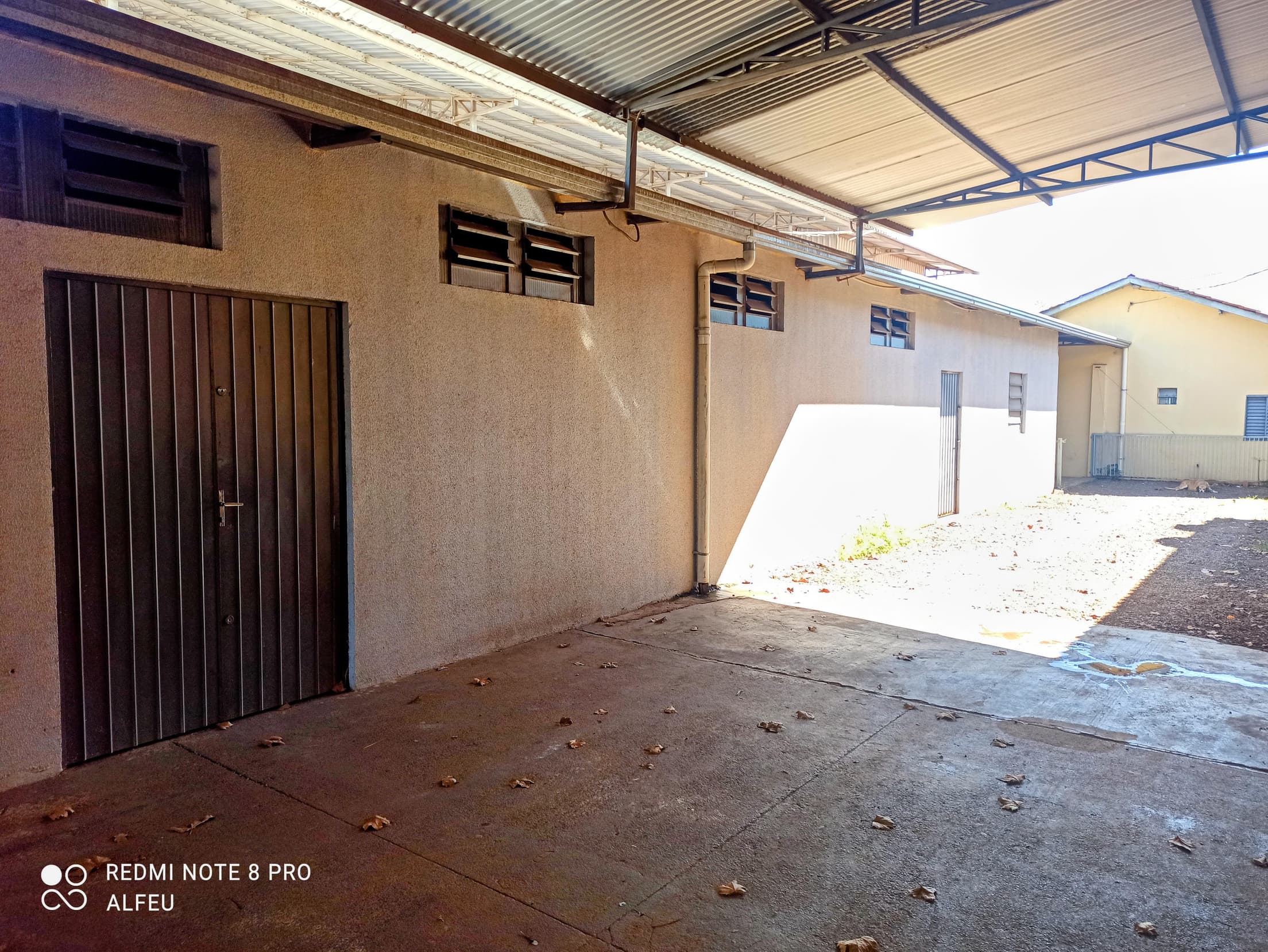 Foto 11 de 48: Casa em leilão em Cascavel - PR — Um imóvel urbano com uma área total de 4.086,86 m². Dividido em um barracão de frente e conjunto de barracões nos fundos.