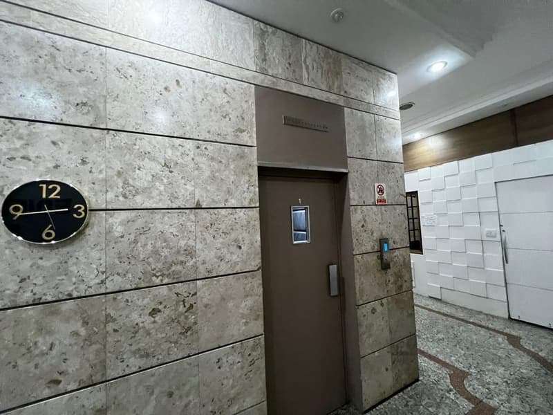Foto 3 de 15: Apartamento em leilão em Curitiba - PR — Nua propriedade sobre o APARTAMENTO n.º 121 (cento e vinte um), do 12° andar do EDIFÍCIO ASTOR, situado na Praça Generoso Marques n°66, Curitiba/PR
