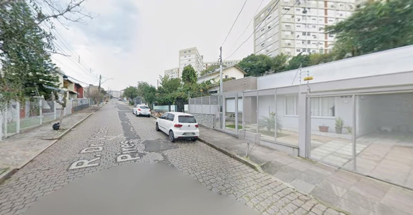 Foto 1 de 5: Casa em leilão em Porto Alegre - RS, bairro Santo Antônio — Casa 164m² | Terreno 300m² | Santo Antônio, Porto Alegre/RS | A 400m da ESPM: Ideal p/ Moradia ou Retrofit com Alto Potencial! 45% de deságio sobre o valor de avaliação.