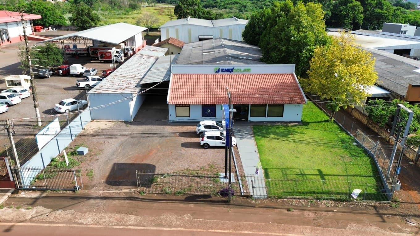 Foto 32 de 48: Casa em leilão em Cascavel - PR — Um imóvel urbano com uma área total de 4.086,86 m². Dividido em um barracão de frente e conjunto de barracões nos fundos.