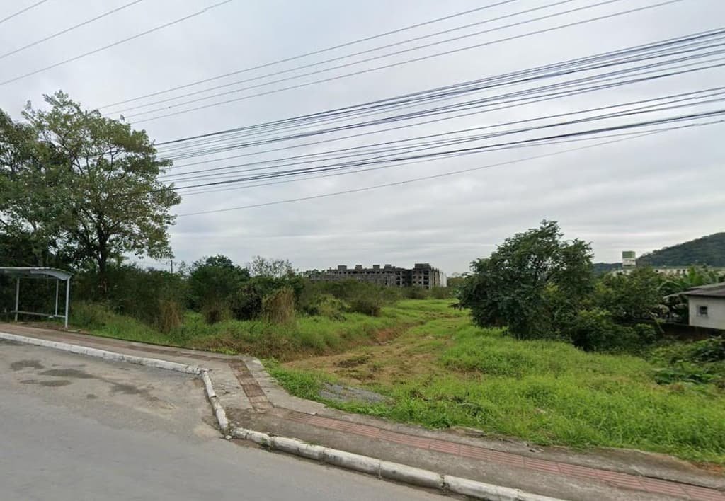 Foto 1 de 3: Terreno em leilão em Itajaí - SC, bairro Espinheiros — Terreno, A.T. 34.642m², Alameda dos Ipês III, Bairro Espinheiros