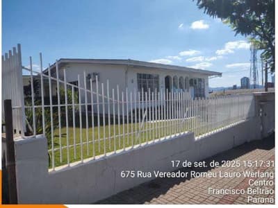 Foto 2 de 13: Casa em leilão em Francisco Beltrão - PR, bairro Centro — Teereno co área de 948,02m², com benfeitoria de área total de 267,43m², localizado na Rua Vereador Romeu Lauro Werlang, 1277, Bairro: Centro, Francisco Beltrão/PR