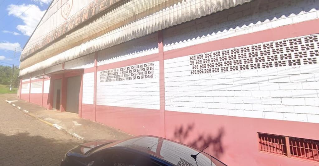 Foto 3 de 4: Terreno em leilão em Casa Branca - SP, bairro Vila Franceschett — Ginásio Coberto, A.T. 1601m², A.C. 1200m², quadra, vestiários