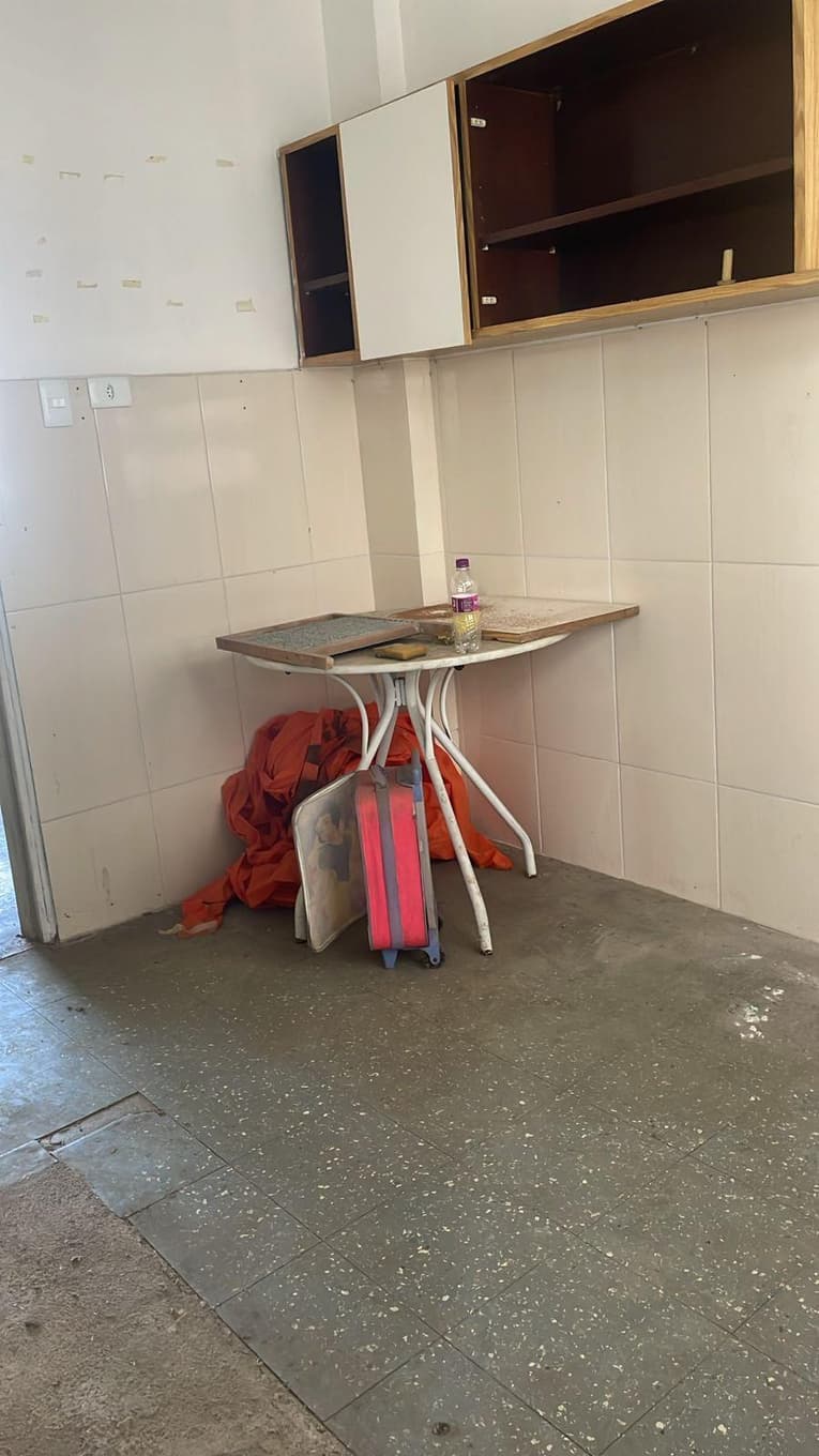 Foto 3 de 18: Apartamento em leilão em Paranaguá - PR, bairro Centro — Direitos decorrentes da ação de usucapião sobre o Apartamento nº 702, do 7º andar, do Edifício Nossa Senhora do Rocio, Paranaguá