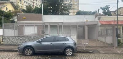 Foto 4 de 5: Casa em leilão em Porto Alegre - RS, bairro Santo Antônio — Casa 164m² | Terreno 300m² | Santo Antônio, Porto Alegre/RS | A 400m da ESPM: Ideal p/ Moradia ou Retrofit com Alto Potencial! 45% de deságio sobre o valor de avaliação.