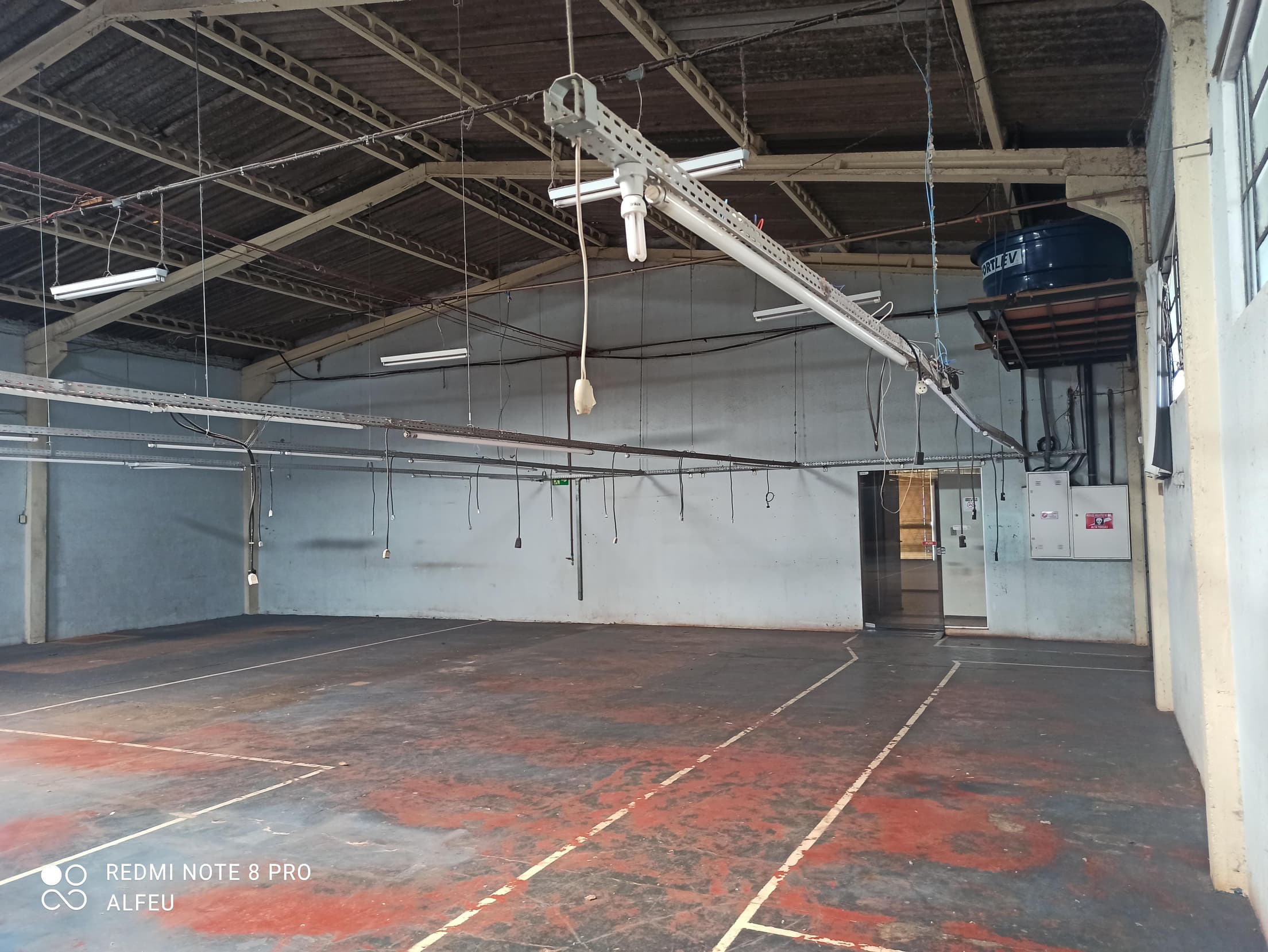Foto 2 de 48: Casa em leilão em Cascavel - PR — Um imóvel urbano com uma área total de 4.086,86 m². Dividido em um barracão de frente e conjunto de barracões nos fundos.
