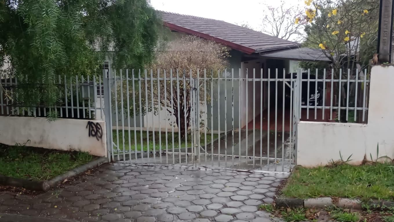 Foto 1 de 4: Casa em leilão em Capitão Leonidas Marques - PR — Casa 152m² Ocupada no Bairro Centro em Capitão Leonidas Marques/PR