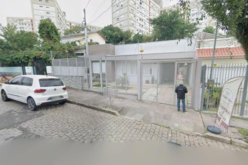 Foto 3 de 5: Casa em leilão em Porto Alegre - RS, bairro Santo Antônio — Casa 164m² | Terreno 300m² | Santo Antônio, Porto Alegre/RS | A 400m da ESPM: Ideal p/ Moradia ou Retrofit com Alto Potencial! 45% de deságio sobre o valor de avaliação.