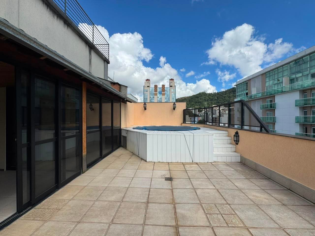 Foto 3 de 11: Apartamento em leilão em Juiz De Fora - MG, bairro Granbery — Triplex 418 m² | Granbery - Juiz de Fora | Cond. Portobello | 4 Vagas, Suítes e Lazer Completo. Raro no Bairro! Ideal p/ Moradia ou Investimento