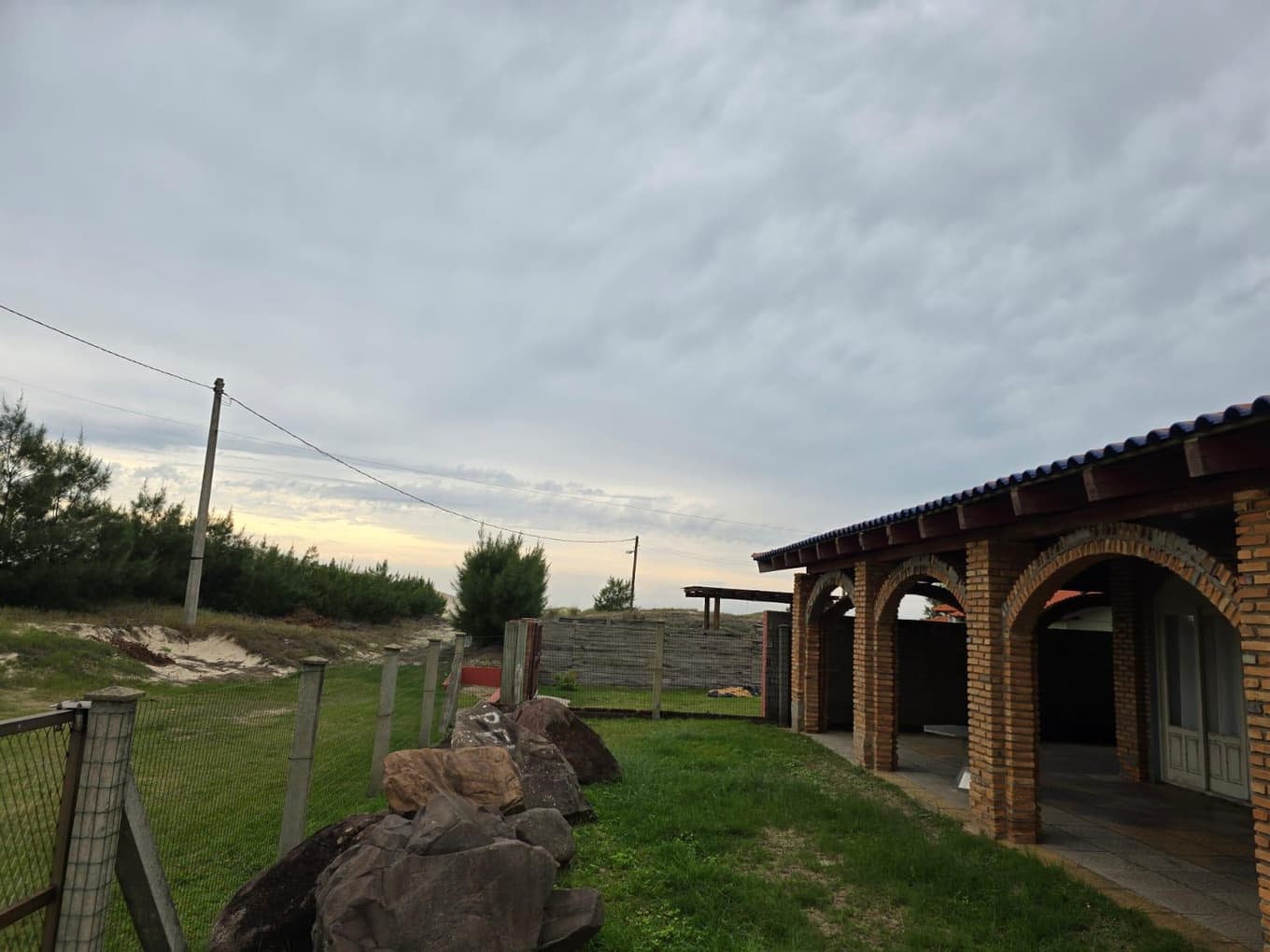 Foto 15 de 27: Terreno em leilão em Mostardas - RS, bairro Loteamento "Praia São Simão" — Casa com área de 296,60m², área total de terreno de 450m² - Mostardas/RS