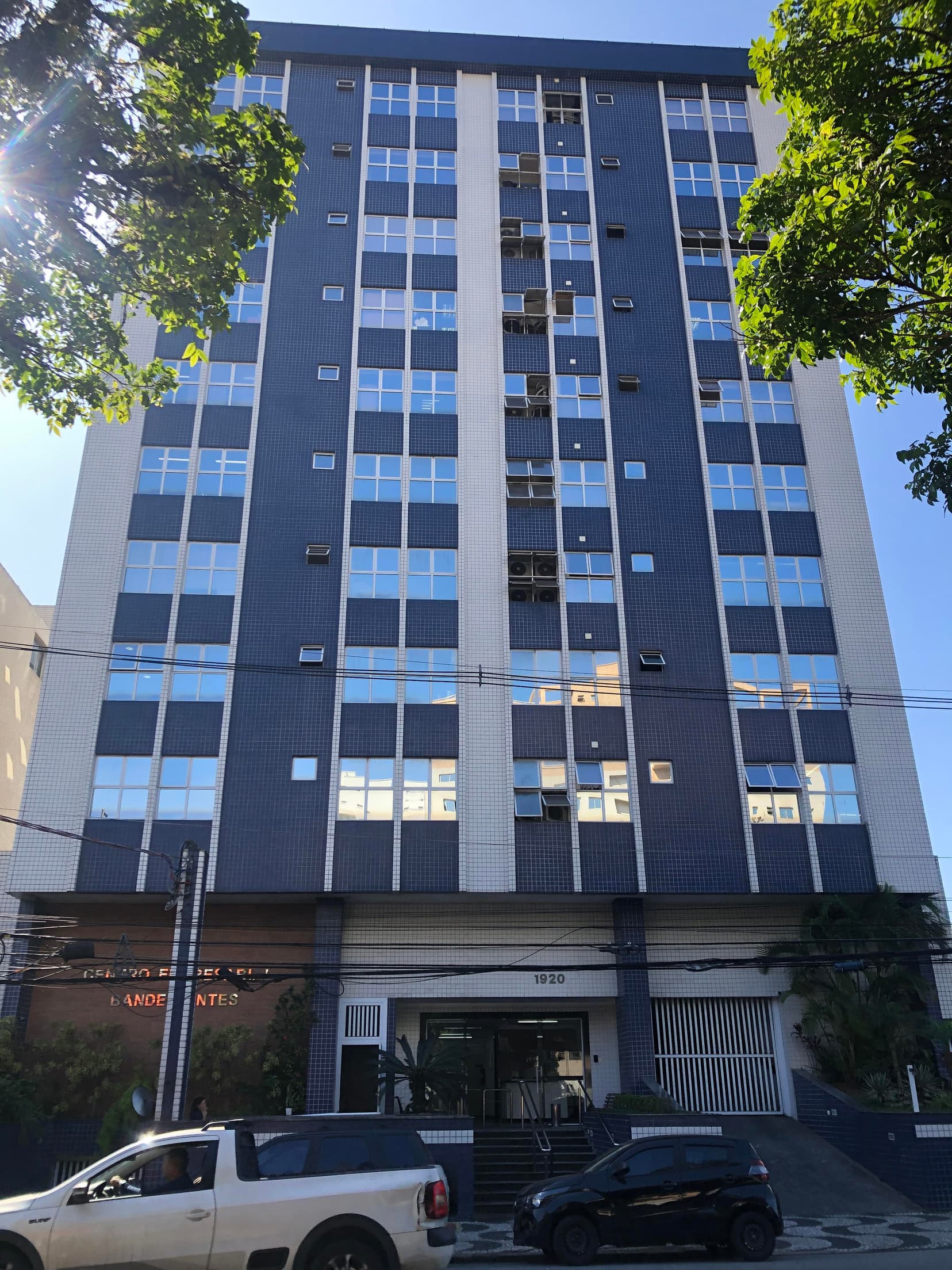 Foto 1 de 16: Comercial em leilão em Santos - SP, bairro Embaré — Sala Corporativa 116m² 1 vaga | Ed. Bandeirantes | Santos/SP | Av. Pedro Lessa: Amplo Espaço e Localização Estratégica no Embaré!