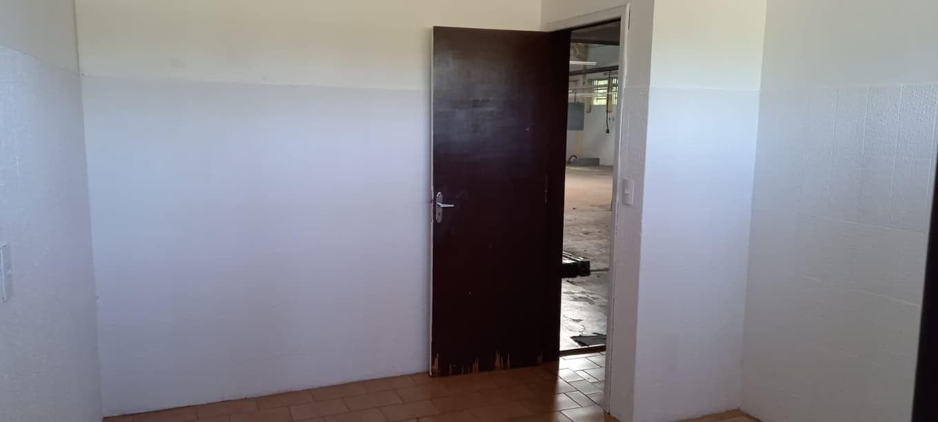 Foto 47 de 48: Casa em leilão em Cascavel - PR — Um imóvel urbano com uma área total de 4.086,86 m². Dividido em um barracão de frente e conjunto de barracões nos fundos.