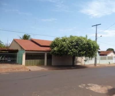 Foto 1 de 4: Casa em leilão em Quirinópolis - GO — Casa 210m², Desocupada no Centro de Quirinópolis/GO
