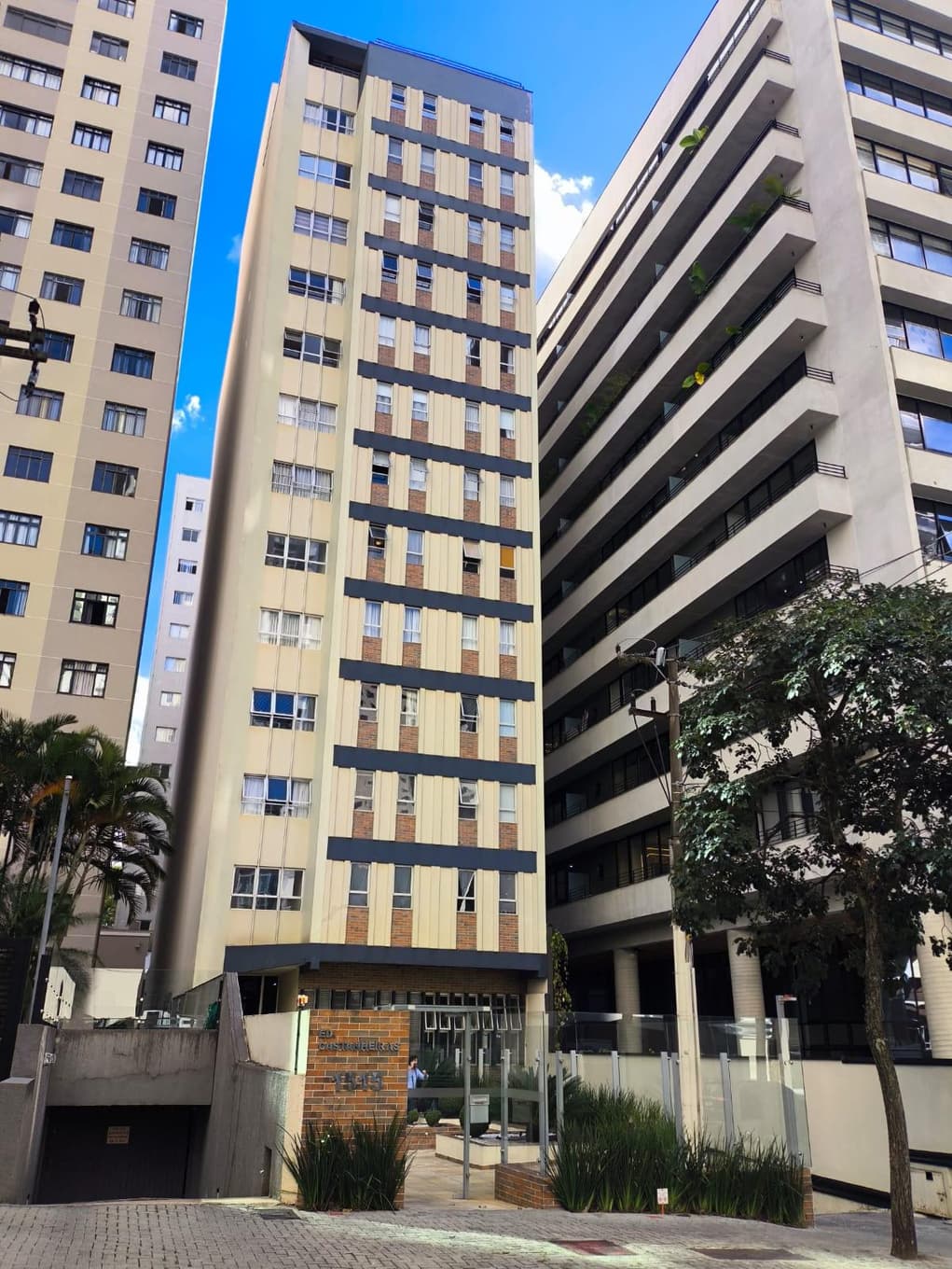 Foto 1 de 2: Apartamento em leilão em Curitiba - PR, bairro Bigorrilho — APARTAMENTO Nº 82, ÁREA TOTAL 140,7962,m² - Edifício Castanheira / CURITIBA-PR