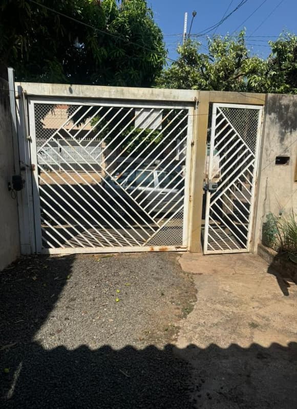 Casa em leilão em Catanduva - SP — (50%) Casa, A.T. 125m², A.C. 74m², 2 dorms, 1 vaga, Lot. Cidade Jardim