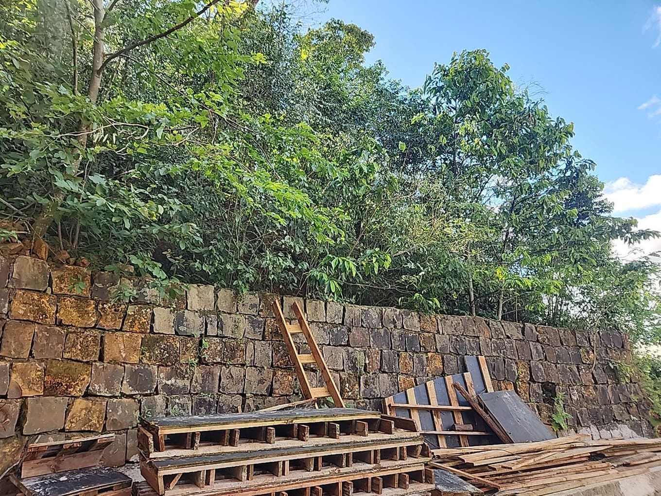 Foto 2 de 3: Terreno em leilão em Dois Vizinhos - PR — LOTE URBANO Nº 10 DA QUADRA Nº 02 LOCALIZADO NO LOTEAMENTO LAUTENSCHLAGER EM DOIS VIZINHOS/PR - ÁREA DE 227,94M²