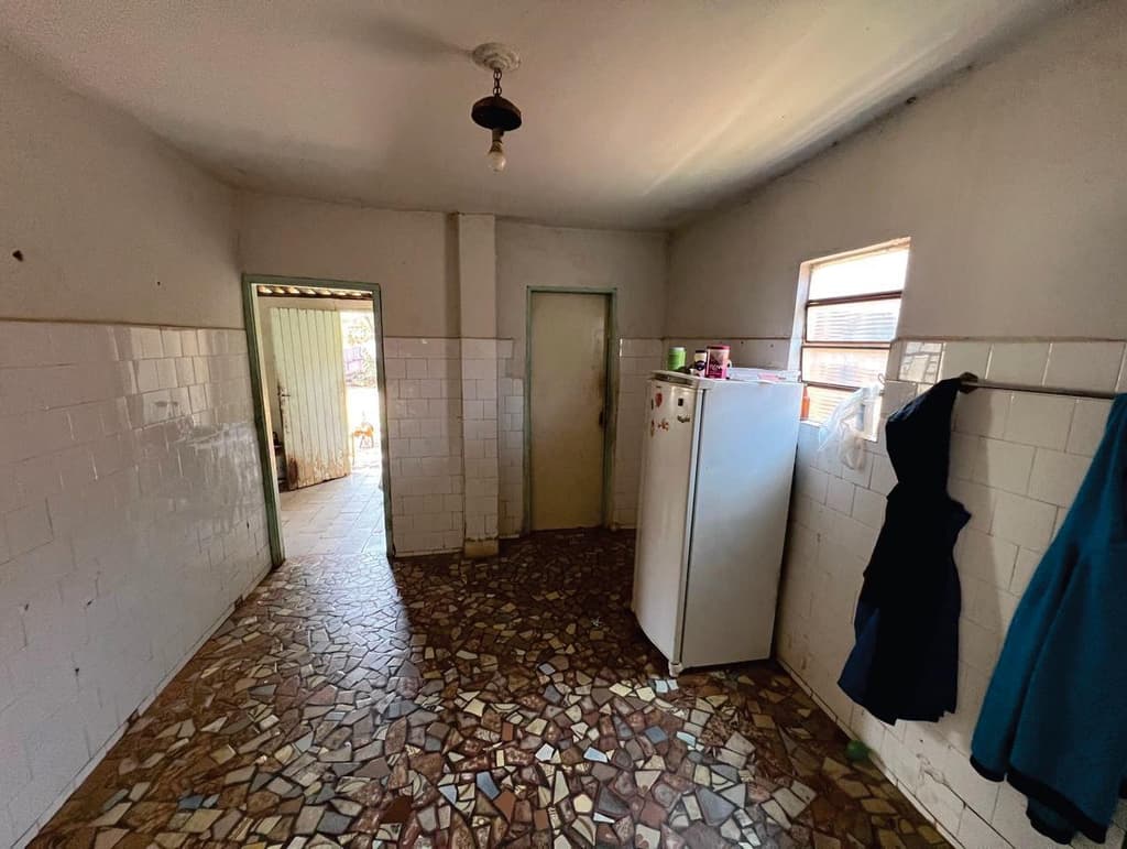 Foto 10 de 16: Terreno em leilão em Panorama - SP — Imóvel urbano, A.T. 468m², construções precárias, centro