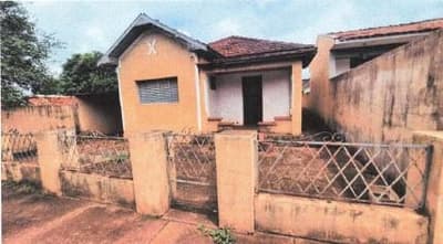 Casa em leilão em Palmital - SP, bairro Centro — Casa com frente de tijolos medindo 153,60m² situada em Palmital/SP