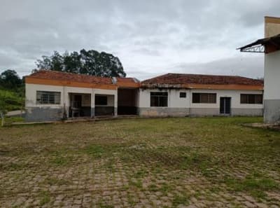 Foto 26 de 70: Area Rural em leilão em Amparo - SP, bairro Três Pontes — Imóvel Rural, A.T. 19ha, A.C. 7.362m², antigo abatedouro, galpões, casas, Três Pontes