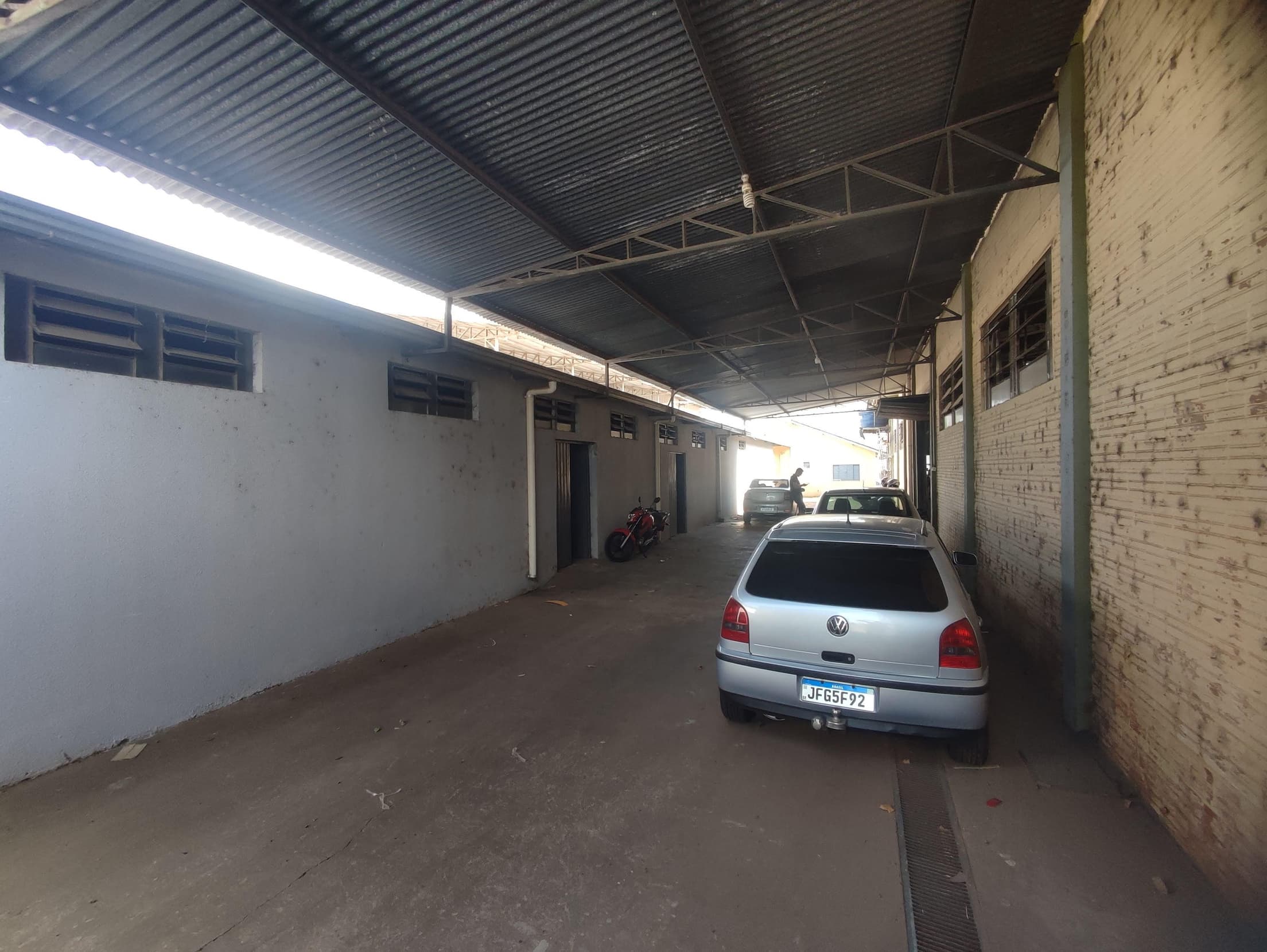 Foto 12 de 48: Casa em leilão em Cascavel - PR — Um imóvel urbano com uma área total de 4.086,86 m². Dividido em um barracão de frente e conjunto de barracões nos fundos.