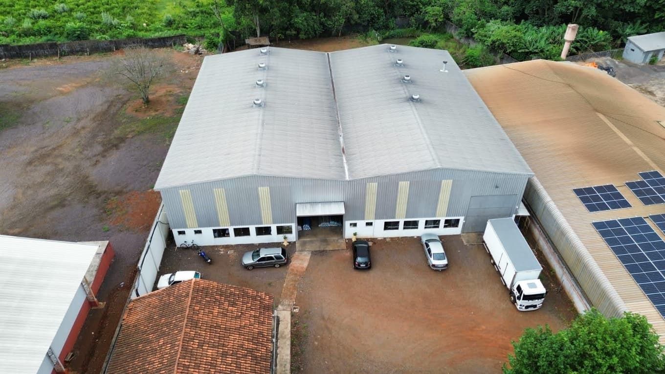 Foto 21 de 48: Casa em leilão em Cascavel - PR — Um imóvel urbano com uma área total de 4.086,86 m². Dividido em um barracão de frente e conjunto de barracões nos fundos.