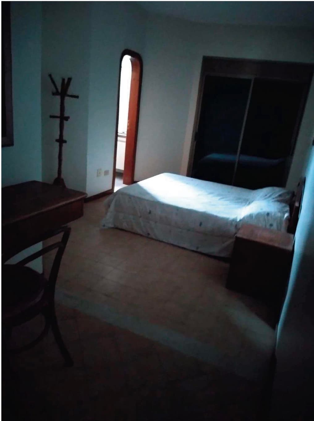 Foto 5 de 17: Apartamento em leilão em Guarujá - SP, bairro Enseada — APARTAMENTO Nº 42 (DUPLEX), localizado no 4º e 5º pavimento (COBERTURA) do EDIFÍCIO CAROLINE I - GUARUJÁ