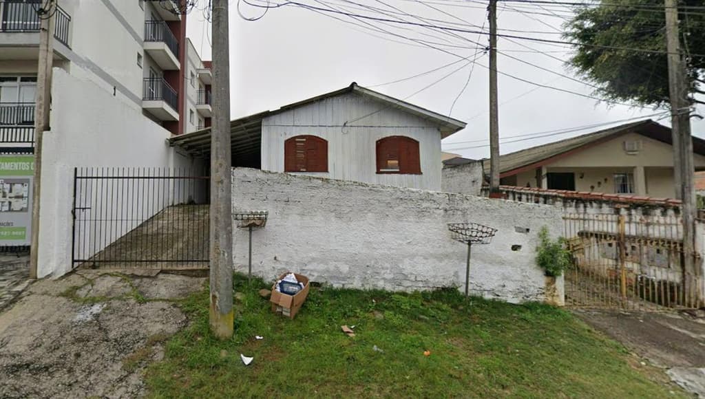 Terreno em leilão em Curitiba - PR — IMÓVEL Residencial com benfeitorias: Lote de terreno nº 13 da quadra nº 03 da planta Jardim Santa Agda, situado no Santa Cândida, Curitiba/PR