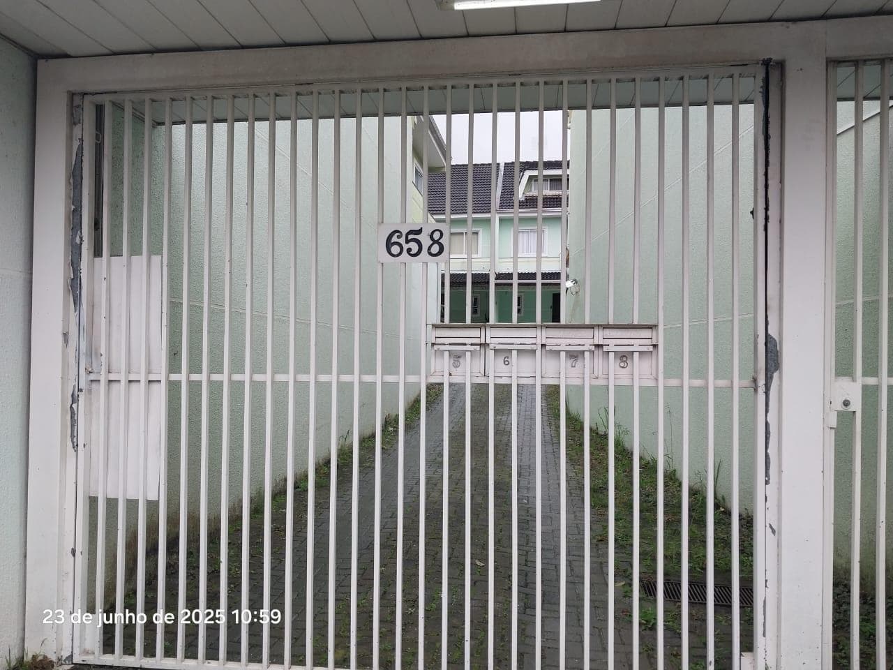 Foto 6 de 11: Casa em leilão em Curitiba - PR, bairro Guabirotuba — Fração Ideal solo de 0,12457 ou seja 144,11m², Curitiba/PR