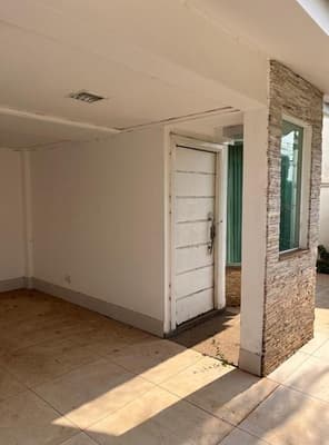 Foto 3 de 9: Casa em leilão em Maringá - PR — Lote contendo benfeitoria residencial, com aproximadamente 298.61m², Maringá/PR