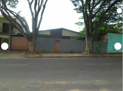 Foto 1 de 6: Terreno em leilão em Umuarama - PR — Lote de terreno urbano com área de 332,40m², contendo uma benfeitoria residencial, situado em Umuarama/PR