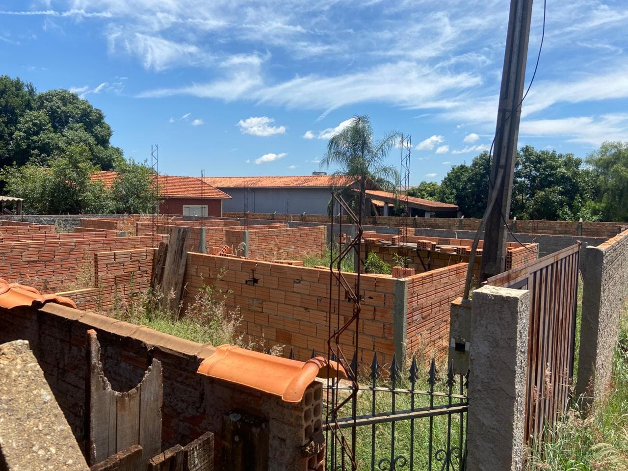 Foto 7 de 12: Terreno em leilão em Águas De Santa Bárbara - SP — COMBO: 2 IMÓVEIS RESIDENCIAIS | sendo um com casas em construção e outro com residência ampla 302,40m² e 537,60m²