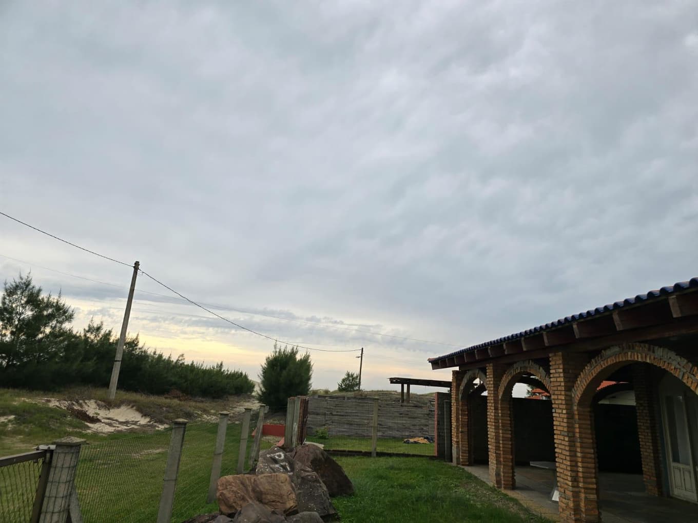 Foto 9 de 27: Terreno em leilão em Mostardas - RS, bairro Loteamento "Praia São Simão" — Casa com área de 296,60m², área total de terreno de 450m² - Mostardas/RS
