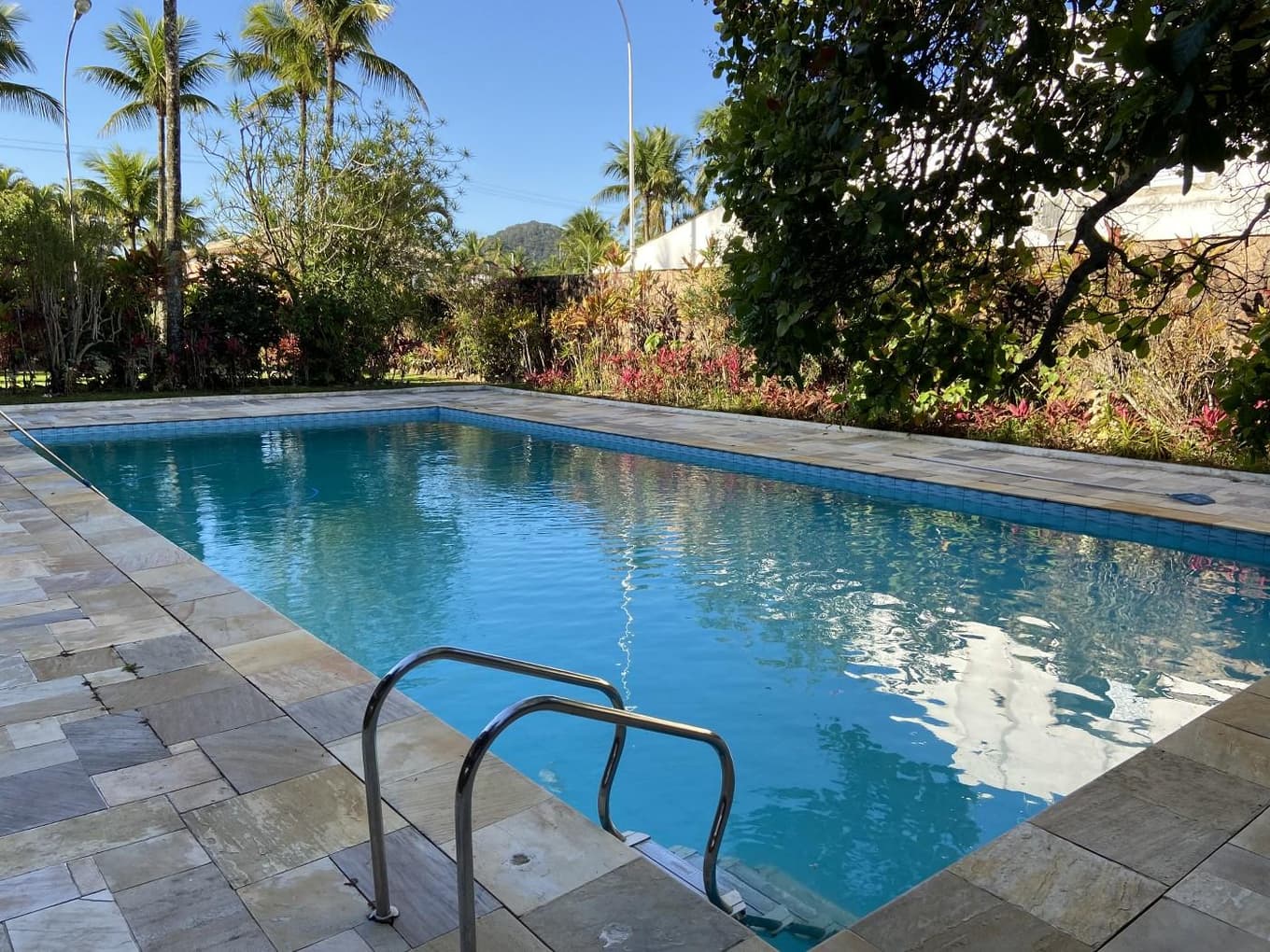 Foto 5 de 9: Casa em leilão em Guarujá - SP — Guarujá/SP Leilão de Imóvel Residencial de Alto Padrão com 2.000 m² de Terreno no Loteamento Pernambuco