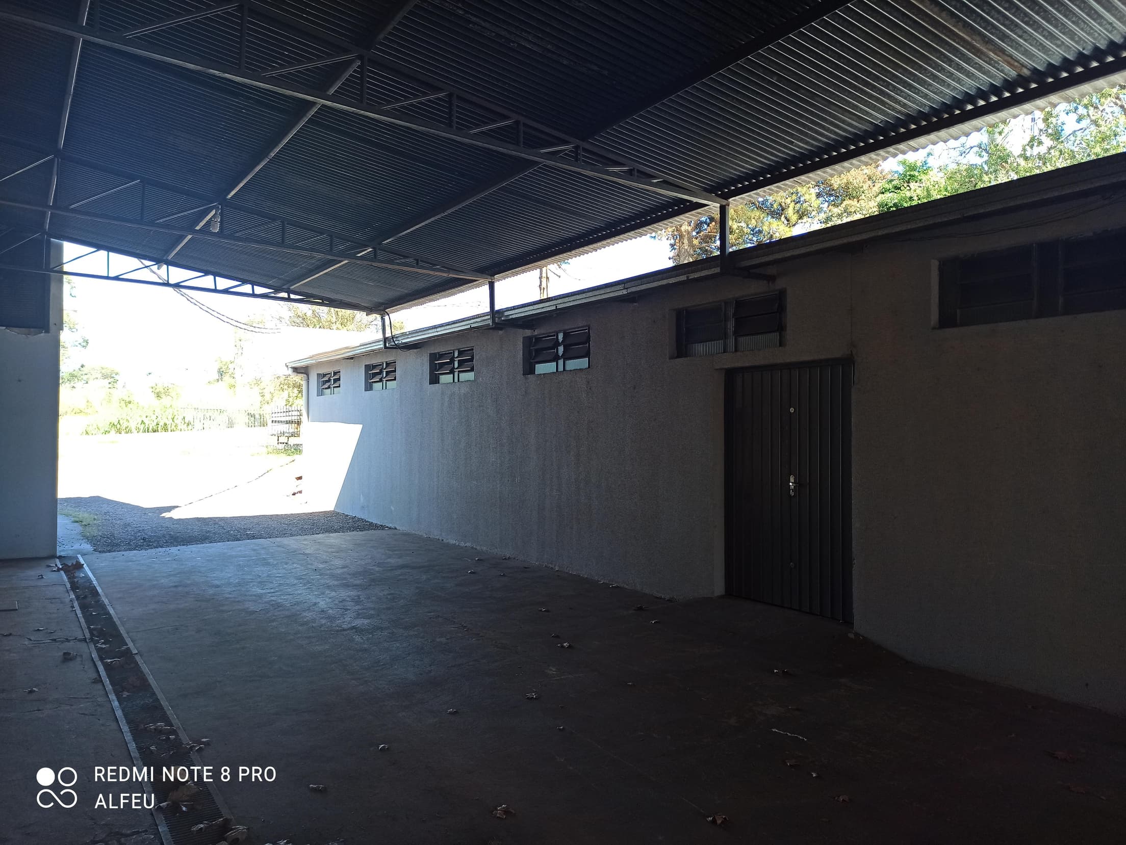 Foto 7 de 48: Casa em leilão em Cascavel - PR — Um imóvel urbano com uma área total de 4.086,86 m². Dividido em um barracão de frente e conjunto de barracões nos fundos.