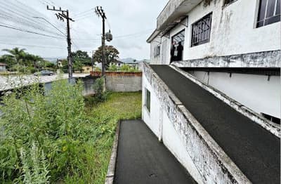 Foto 6 de 6: Terreno em leilão em Gaspar - SC — Imóvel Urbano, Frente; Rua Blumenau - Fundos; Rua Frederico Nicolau da Silva, Gaspar/SC. Matrículas: 5.625 e 11.373