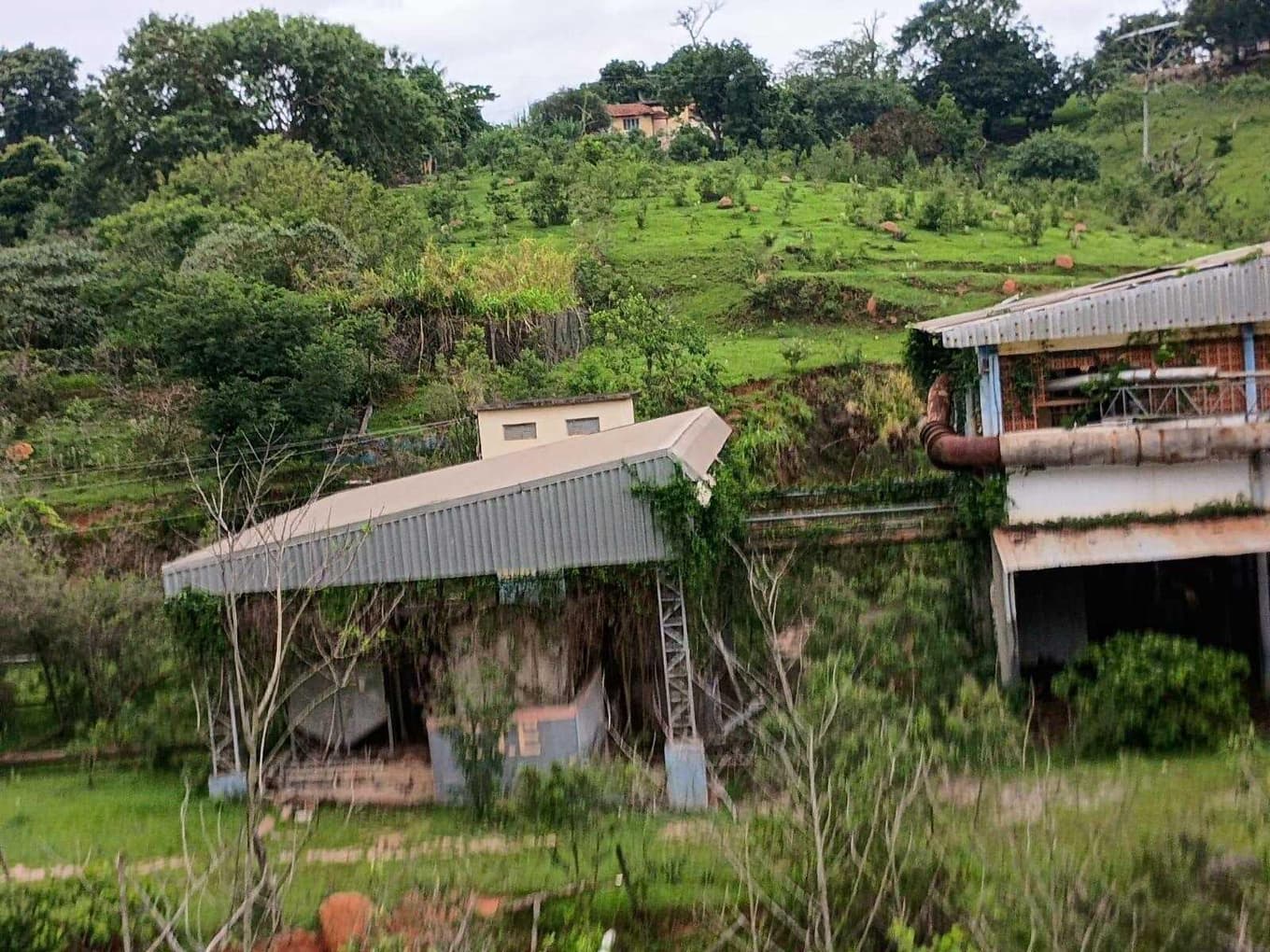 Foto 59 de 70: Area Rural em leilão em Amparo - SP, bairro Três Pontes — Imóvel Rural, A.T. 19ha, A.C. 7.362m², antigo abatedouro, galpões, casas, Três Pontes