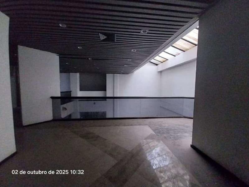 Foto 9 de 14: Comercial em leilão em Curitiba - PR, bairro Centro — Loja Comercial nº 37, localizada no mezanino ou 5º pavimento do Edifício Green Tower, em Curitiba-PR.