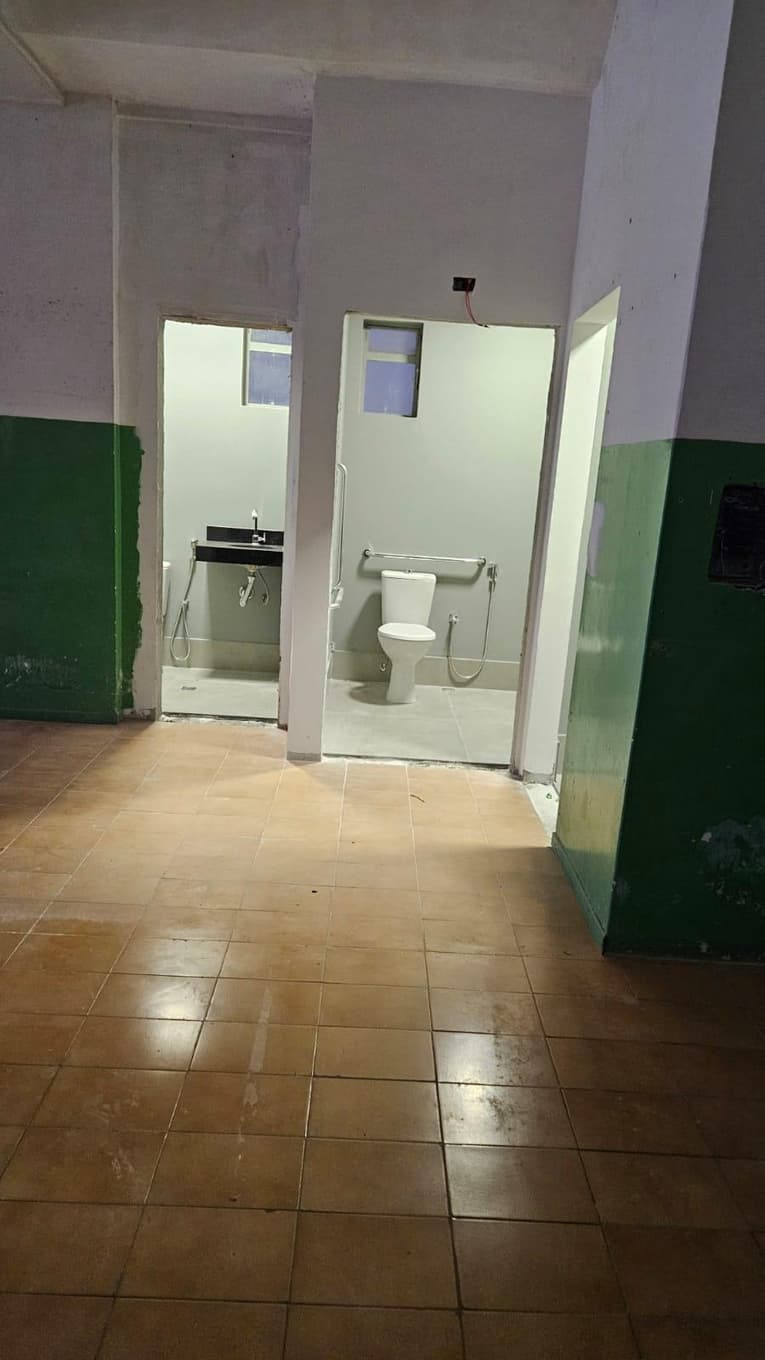 Foto 3 de 13: Comercial em leilão em Maringá - PR, bairro Zona 07 — Sala Comercial - Está situado dentro do Edifício Bahamas Zona 07- 97,99 m² - Maringá