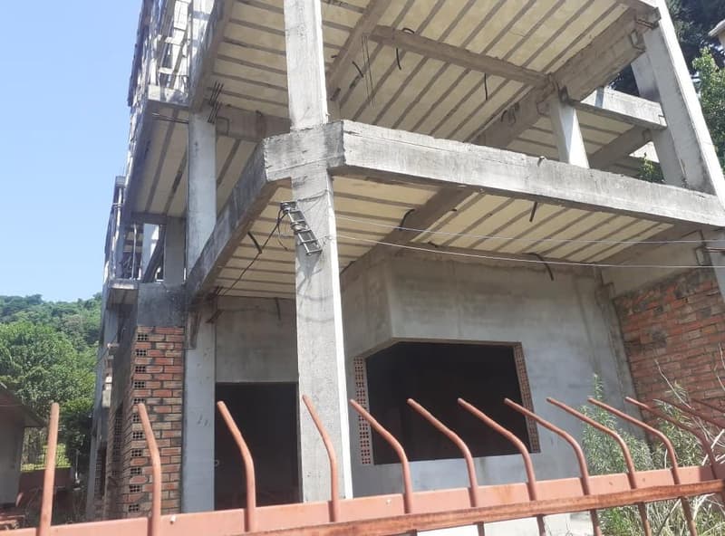 Foto 2 de 5: Terreno em leilão em Concórdia - SC — 50% de um terreno urbano, com área de 400m², com uma casa de madeira e uma construção inacabada contendo três pavimentos.
