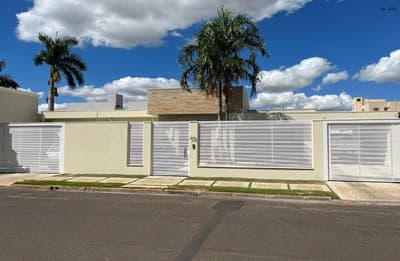 Casa em leilão em Nova Andradina - MS — Casa, A.T. 800m², A.C. 178m², 2 vagas, Churrasqueira, Piscina, Centro