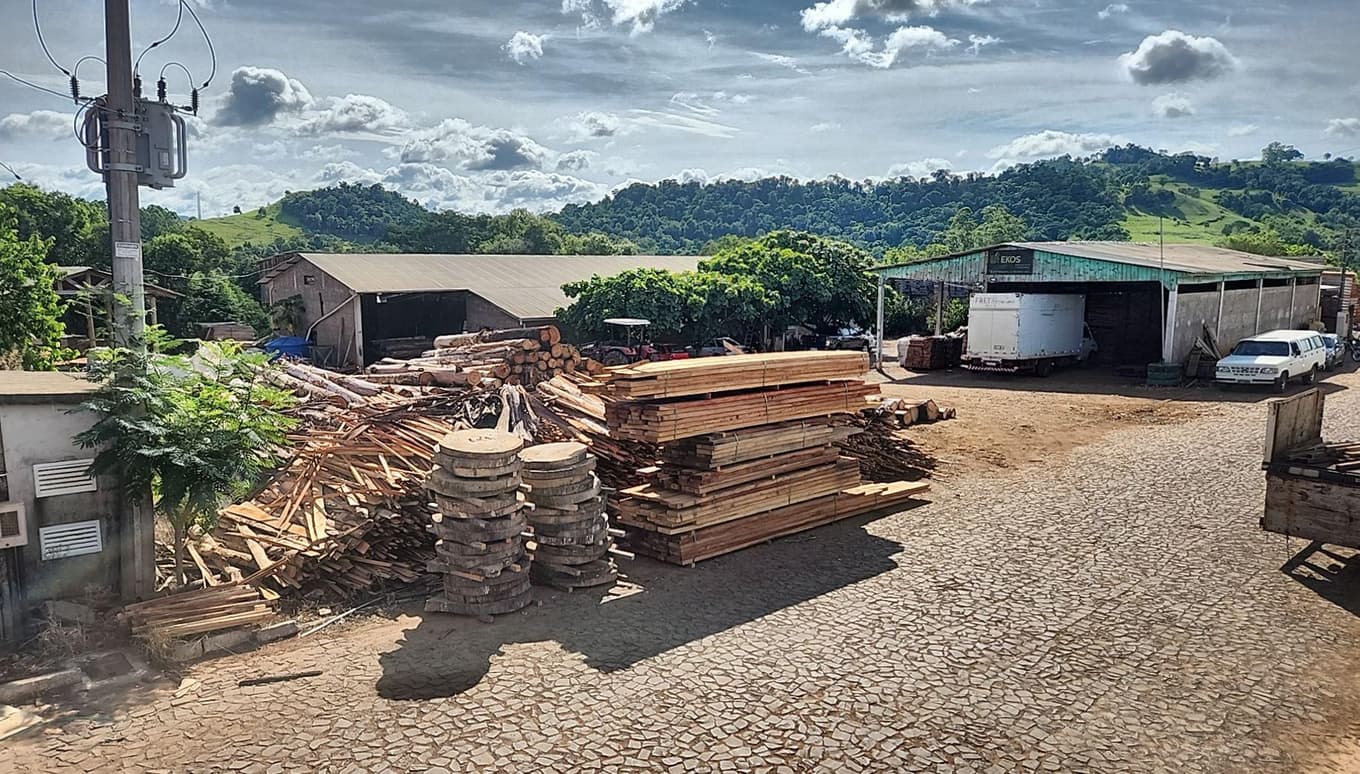 Foto 2 de 12: Comercial em leilão em Riqueza - SC — LOTE URBANO Nº 450, LOCALIZADO EM FRENTE PARA A RUA LINDOR JOSÉ POHLMANN, MUNICÍPIO DE RIQUEZA/SC, ÁREA DE 3.718,00 M², COM A EDIFICAÇÃO DE UM PAVILHÃO INDUSTRIAL