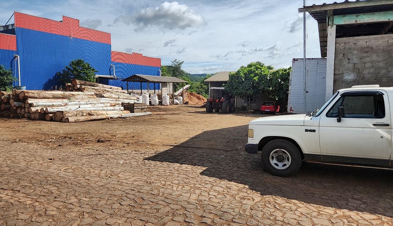 Foto 7 de 12: Comercial em leilão em Riqueza - SC — LOTE URBANO Nº 450, LOCALIZADO EM FRENTE PARA A RUA LINDOR JOSÉ POHLMANN, MUNICÍPIO DE RIQUEZA/SC, ÁREA DE 3.718,00 M², COM A EDIFICAÇÃO DE UM PAVILHÃO INDUSTRIAL