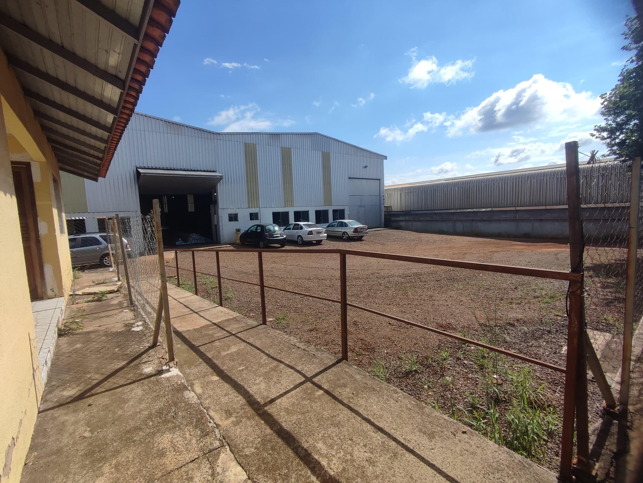 Foto 15 de 48: Casa em leilão em Cascavel - PR — Um imóvel urbano com uma área total de 4.086,86 m². Dividido em um barracão de frente e conjunto de barracões nos fundos.