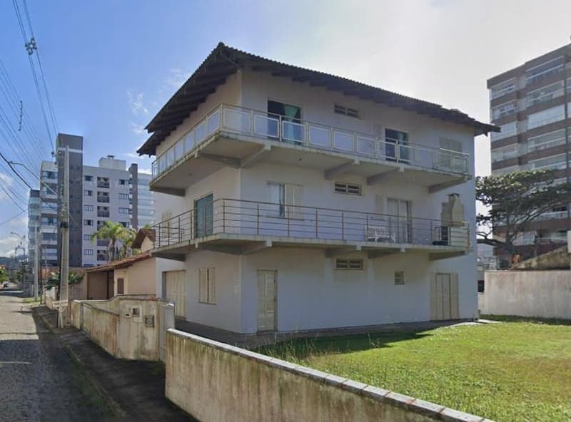 Foto 1 de 5: Casa em leilão em Navegantes - SC, bairro Gravatá — Casa, A.T. 210m², A.C. 419m², 3 pavimentos, Gravatá (poucos metros da praia)