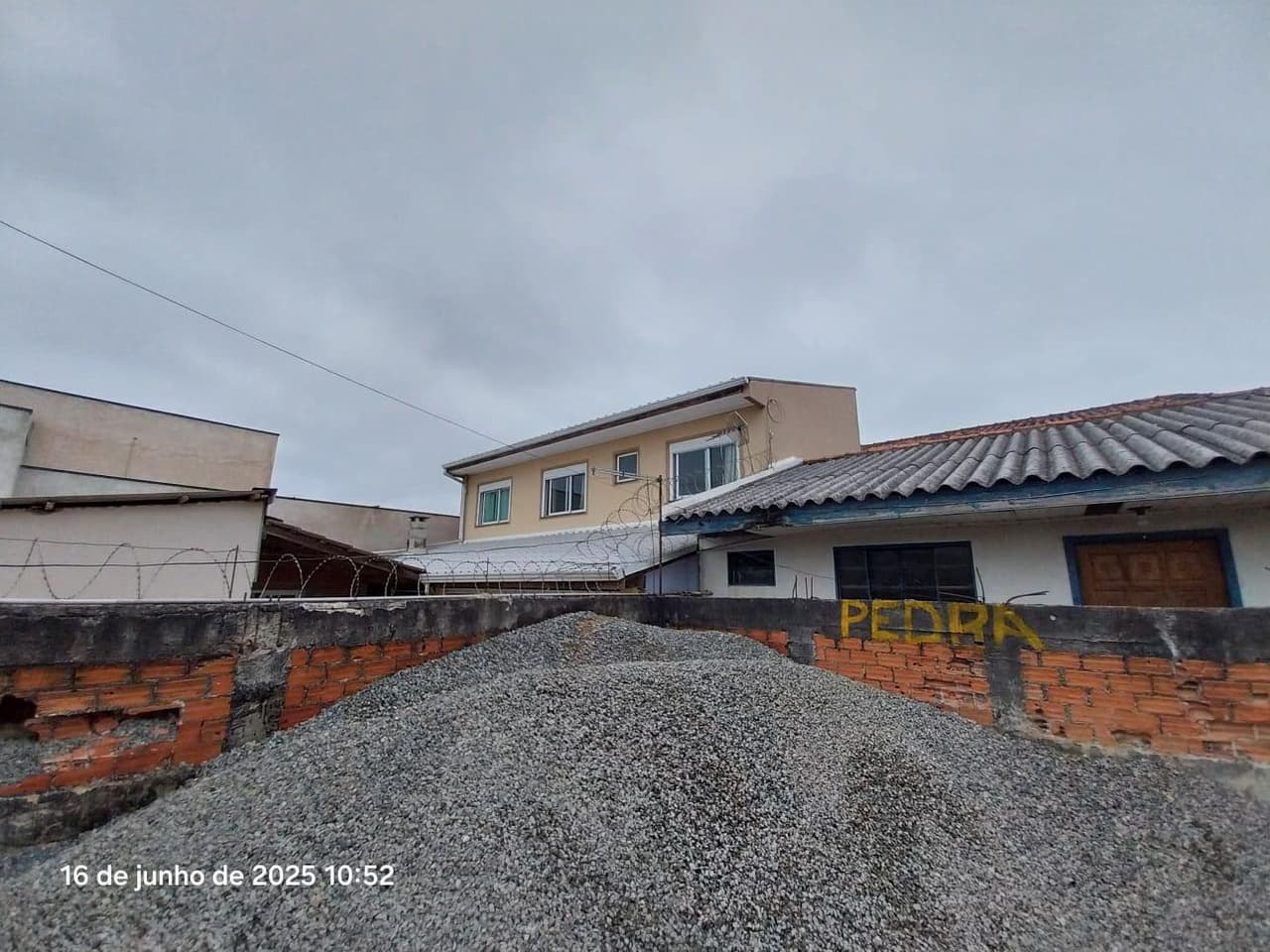 Foto 22 de 25: Terreno em leilão em Curitiba - PR, bairro Uberaba — Terreno urbano com área de 321,46m², contendo benfeitoria com área de 166,00m², Curitiba/PR