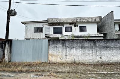 Foto 1 de 6: Terreno em leilão em Gaspar - SC — Imóvel Urbano, Frente; Rua Blumenau - Fundos; Rua Frederico Nicolau da Silva, Gaspar/SC. Matrículas: 5.625 e 11.373