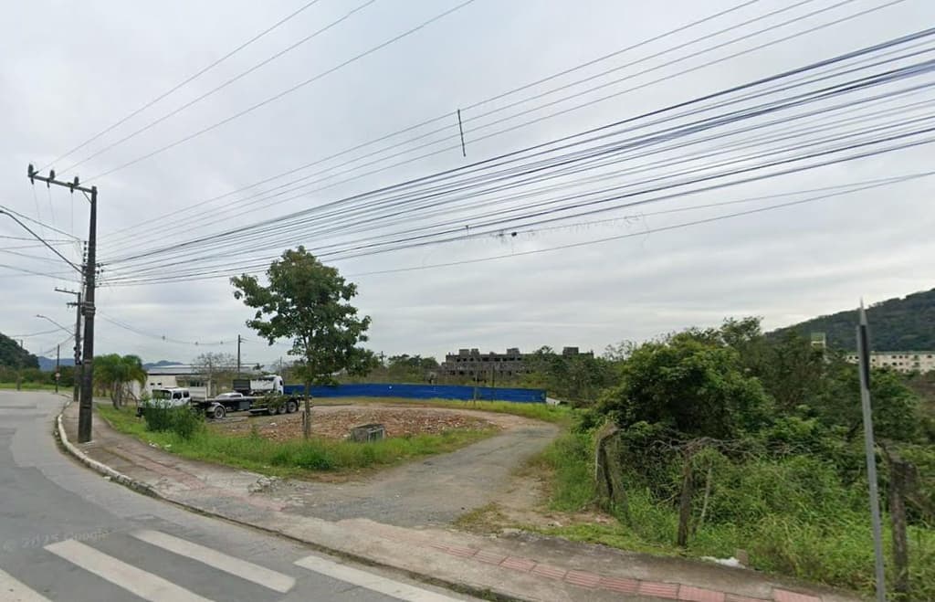 Foto 4 de 6: Terreno em leilão em Itajaí - SC, bairro Espinheiros — Terreno A.T. 28.006m², Alameda dos Ipês II, Bairro Espinheiros