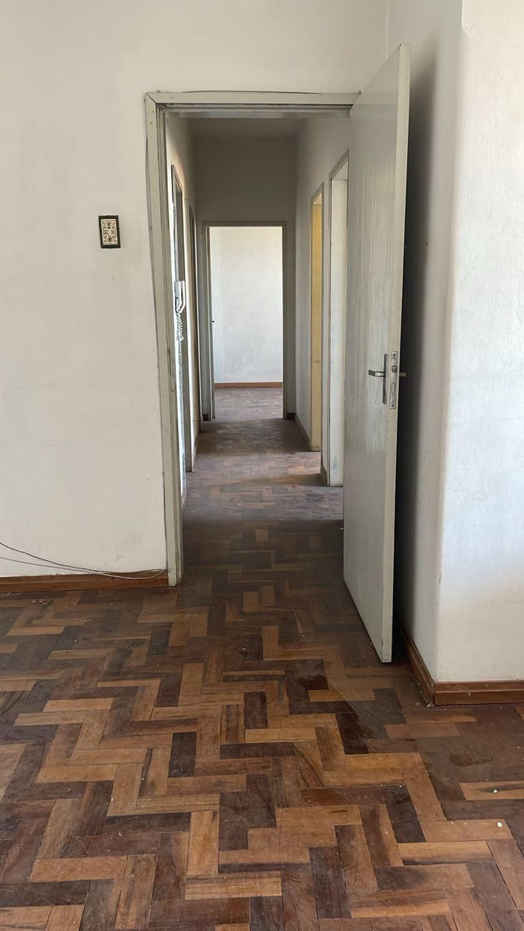 Foto 13 de 18: Apartamento em leilão em Paranaguá - PR, bairro Centro — Direitos decorrentes da ação de usucapião sobre o Apartamento nº 702, do 7º andar, do Edifício Nossa Senhora do Rocio, Paranaguá