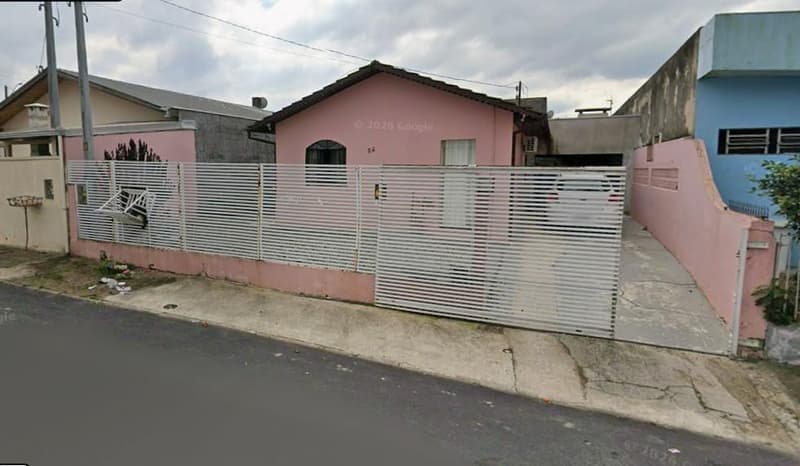 Foto 1 de 3: Casa em leilão em Rio Negrinho - SC, bairro Industrial Norte — Um imóvel contendo 300,00m², contendo uma casa de alvenaria e uma edícula aos fundos, cujas metragens alcançam, no total, 117,58m².